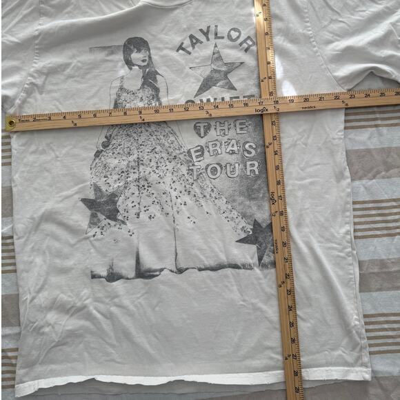 TAYLOR SWIFT | CREAM (BEIGE) OFFICIAL ERAS ENCHANTED OVERSIZED T-SHIRT | size M - Picture 2 of 6